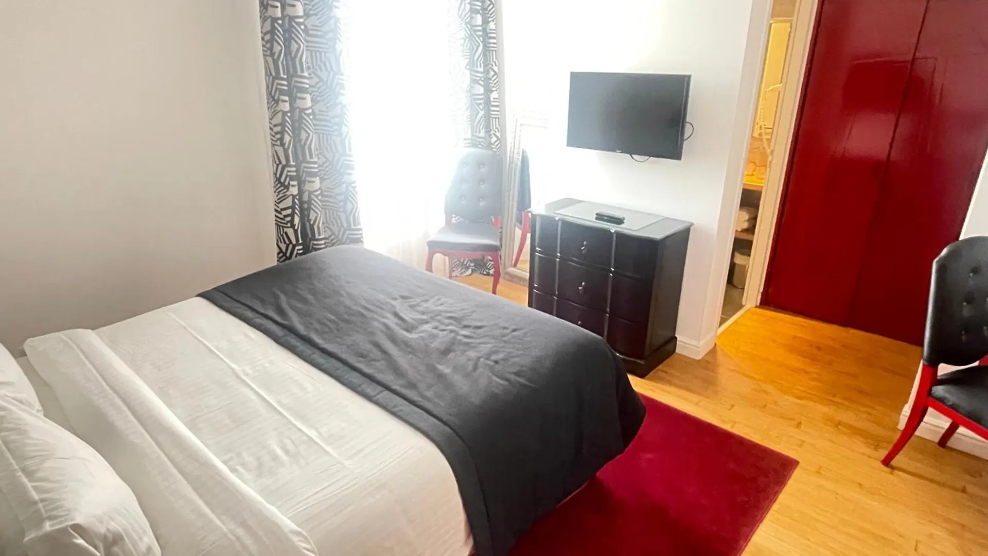 ***  פונטורסון Hotel Victor Hugo צרפת